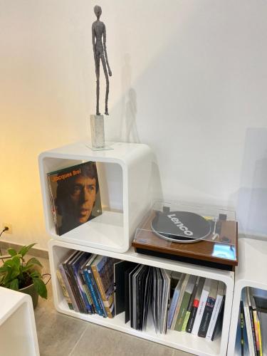 a statue sitting on top of a book shelf at ART HOUSE - Maison d'art in Mons