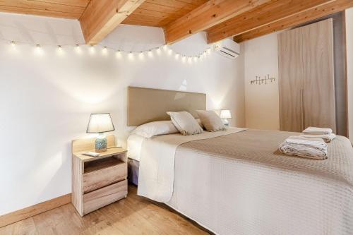 Postel nebo postele na pokoji v ubytování Santa Chiara Apartment - Self Check-in H24 - Wi-Fi veloce - Vicino al centro