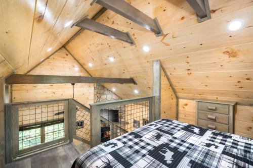 Un dormitorio con una cama en una cabaña de madera. en Lakeside Rendezvous by Stony Brook Cabins, en Gatlinburg