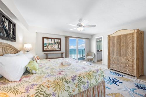 una camera da letto con un letto grande con vista sull'oceano di Jamaica Royale Beachfront Tower By Beachside Management a Siesta Key