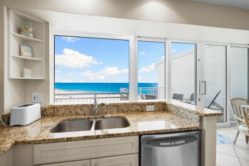 una cucina con lavandino e vista sull'oceano di Jamaica Royale Beachfront Tower By Beachside Management a Siesta Key