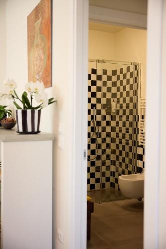 リミニにあるUNICO Loftのバスルーム(シャワー、洗面台、トイレ付)