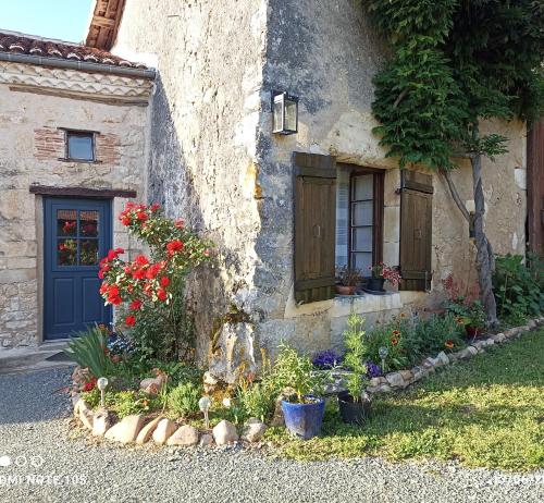 Studio cosy en pleine nature dans maison en pierre avec piscine et wifi