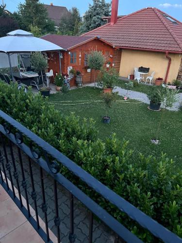 a fence in front of a house with a yard at Rege apartman 3 in Alsóörs