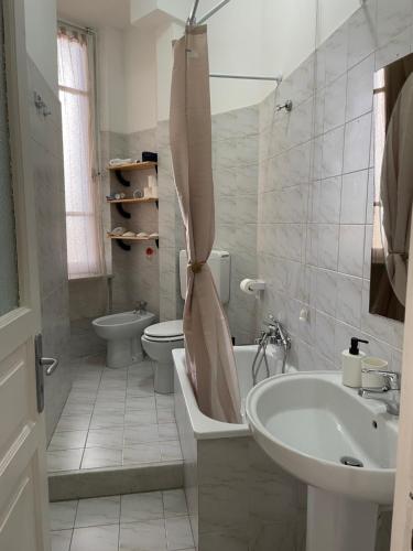 ein Badezimmer mit Waschbecken, Toilette und Badewanne in der Unterkunft Il Delfino d'Oro in Savona