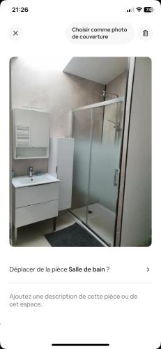 une salle de bain avec une douche en verre et un lavabo dans l'établissement Maison avec jardin Proche La Rochelle, à Périgny