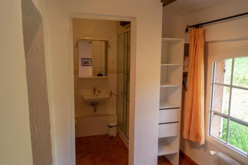 une salle de bain avec un lavabo et un miroir dans l'établissement Villa Aurabelle für Familien und Genießer der Côte d'Azur, à Vence