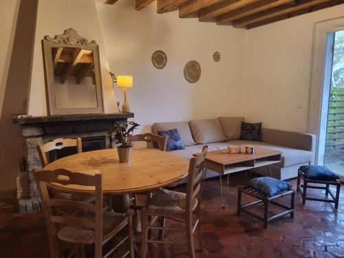 un salon avec une table et un canapé dans l'établissement Maisonnette jardin - Fontainebleau, Disney, Paris, à Boissise-la-Bertrand