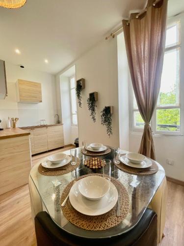 une cuisine avec une table avec des assiettes dessus dans l'établissement Le Cocon Marseille, à Marseille