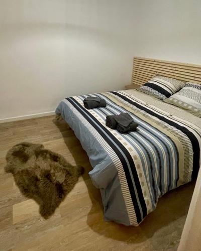 - une chambre avec un lit avec un chat au sol dans l'établissement Le Cocon Marseille, à Marseille