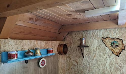 una stanza con una parete con una mensola blu di Cottage Vranica a Fojnica