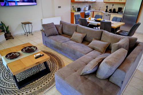 a living room with a couch and a table at ΑμφιΘΕΑ! στη ΝΑΥΠΑΚΤΟ ! in Nafpaktos