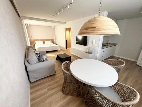 サンタクルス・デ・テネリフェにあるStudio with pool downtown area of Santa Cruzのリビングルーム(白いテーブル付)、ベッドルーム1室