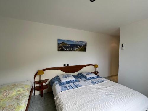 une chambre avec un lit dans une pièce dans l'établissement Les Villas Maristella, Villa Oriente, à Aregno