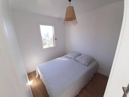 Postel nebo postele na pokoji v ubytování Appt 3 pièces climatisé avec terrasse - draps et serviettes non fournis