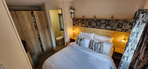 Katil atau katil-katil dalam bilik di Tattershall lakes breaks Swan view