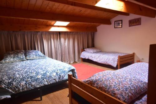 une chambre avec deux lits dans une pièce dans l'établissement Villa 12 pers - grand jardin - 8 min à pied de la plage - idéal pour détente ou remote-working, à Saint-Martin-de-Ré