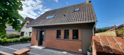 a brick house with a roof at Aux Passagers de la Baie 3 in Le Crotoy