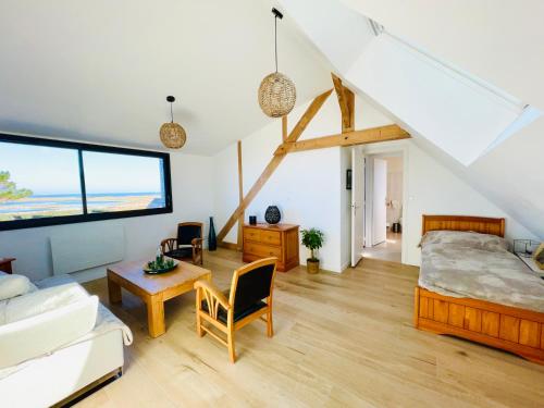 une chambre avec un lit et un salon dans l'établissement Nadia Residences de la mer 