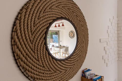 un miroir rond avec une corde autour dans l'établissement Charmant studio climatisé, à Antibes