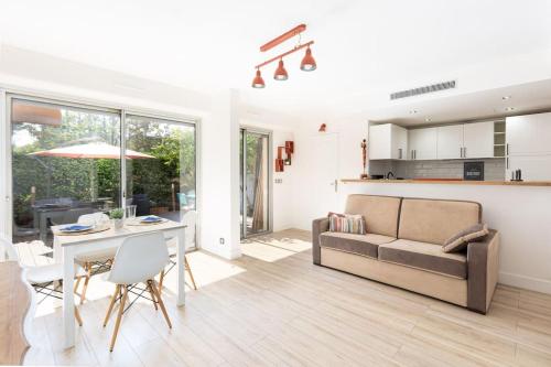 un salon et une cuisine avec un canapé et une table dans l'établissement Charmant studio climatisé, à Antibes