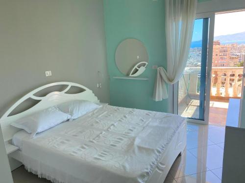 Giường trong phòng chung tại Azure View Saranda
