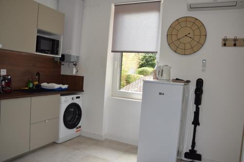 a kitchen with a washing machine and a window at Élégant T2 à Bron, Tramway à 2min, Box Parking, 4Personnes in Bron