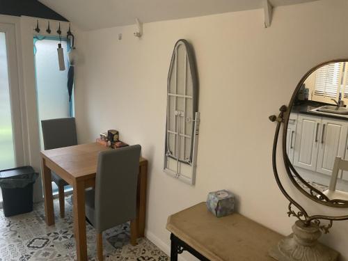 Imagem da galeria de Private apartment with en-suite em Bournemouth
