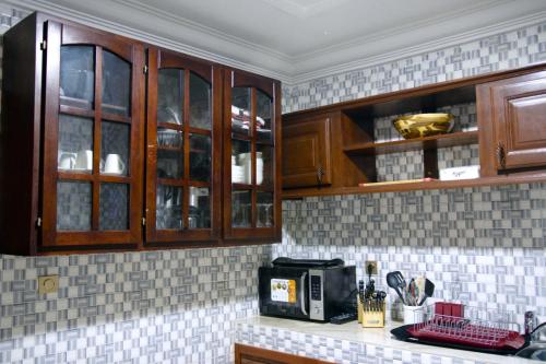 Η κουζίνα ή μικρή κουζίνα στο 5 Star Furnished Apartments