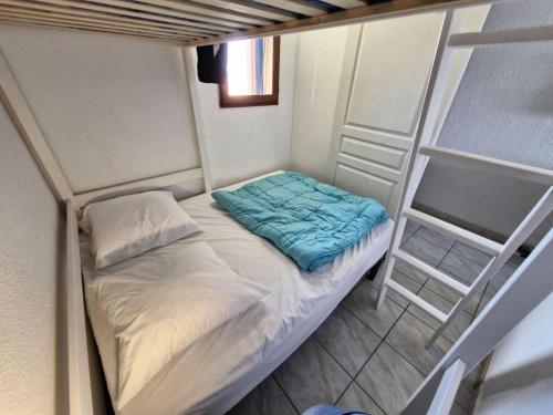 Cette petite chambre comprend un lit et une échelle. dans l'établissement Résidence Belle Plage - 2 Pièces pour 4 Personnes 281, à Leucate