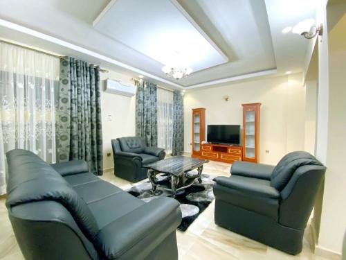 Μια τηλεόραση ή/και κέντρο ψυχαγωγίας στο 5 Star Furnished Apartments