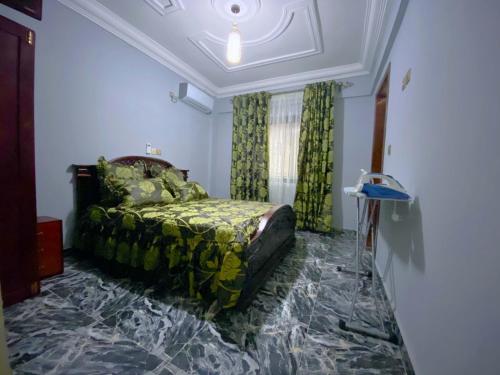 Ένα ή περισσότερα κρεβάτια σε δωμάτιο στο 5 Star Furnished Apartments
