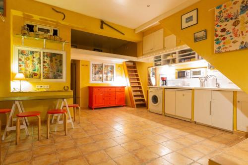 Кухня или мини-кухня в Sharehouse world-Hostel-la girelle- Backpackers la girelle
