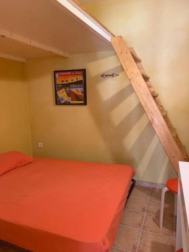 Cette petite chambre comprend un lit et une échelle. dans l'établissement Sharehouse -Room-Hostel-Backpackers la girelle, à Marseille