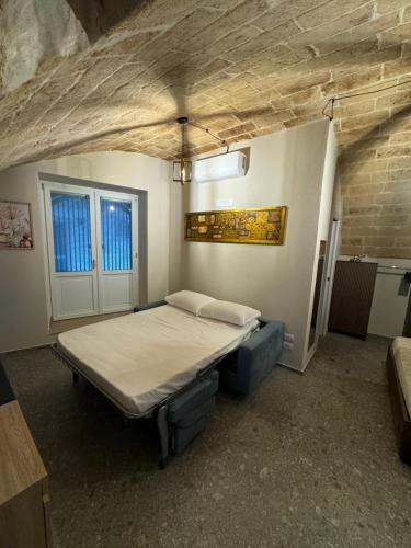a bedroom with a large bed in a room at Rebel suite family in Gravina in Puglia
