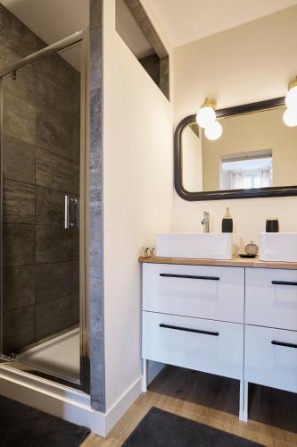 une salle de bain avec un lavabo et une douche dans l'établissement Villa Condat, à Libourne