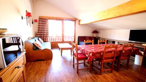 un salon avec une table, des chaises et une télévision dans l'établissement Résidence Dame Blanche - DBA419 - APPT 1 CHAMBRE - BALCON - 4 PERSONNES - Secteur 1800 MAE-3361, à Narreyroux