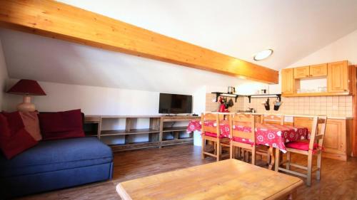 un salon avec un canapé bleu et une table dans l'établissement Résidence Dame Blanche - DBA419 - APPT 1 CHAMBRE - BALCON - 4 PERSONNES - Secteur 1800 MAE-3361, à Narreyroux