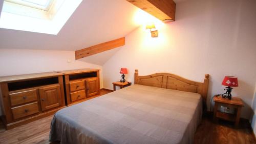 - une chambre avec un lit et deux lampes sur les tables dans l'établissement Résidence Dame Blanche - DBA419 - APPT 1 CHAMBRE - BALCON - 4 PERSONNES - Secteur 1800 MAE-3361, à Narreyroux