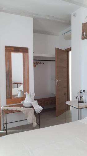 a living room with a table and a mirror at B&B Sperlonga in Mattinata
