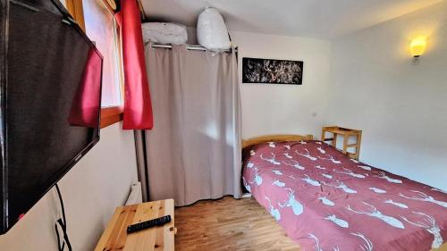 - une petite chambre avec un lit et une télévision dans l'établissement Résidence Dame Blanche - DBA227 - APPT 1 CHAMBRE + CABINE - BALCON - 6 PERSONNES MAE-3371, à Narreyroux