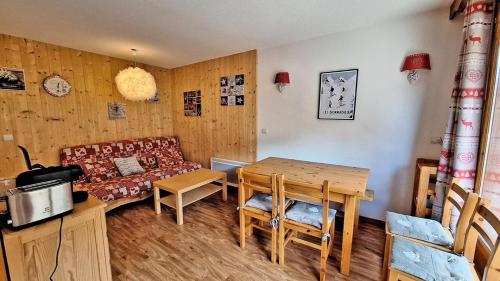 un salon avec une table et un canapé dans l'établissement Résidence Dame Blanche - DBA227 - APPT 1 CHAMBRE + CABINE - BALCON - 6 PERSONNES MAE-3371, à Narreyroux