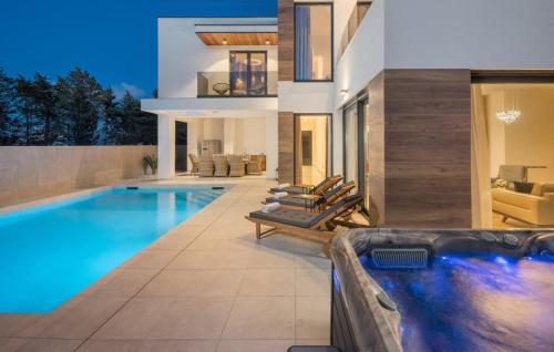 Contemporary Villa Luxor