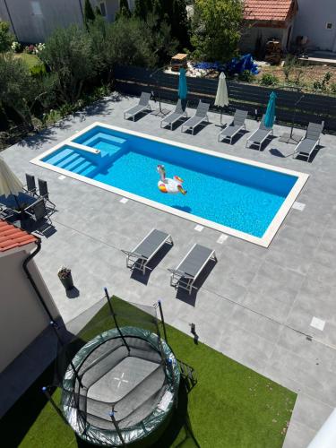 Bazén v ubytovaní Apartment Marija 2 near Split alebo v jeho blízkosti