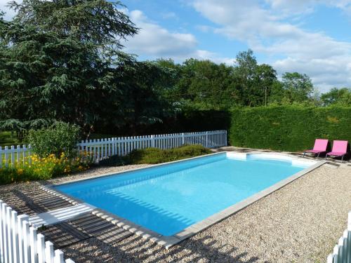 - une piscine dans une cour dotée d'une clôture blanche dans l'établissement LE CLOS D'EMELINE, à Sainte-Terre