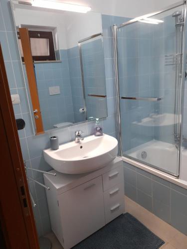 Un baño de Relax Preserasca Apartment-BORGO MERCATO MONCALIERI