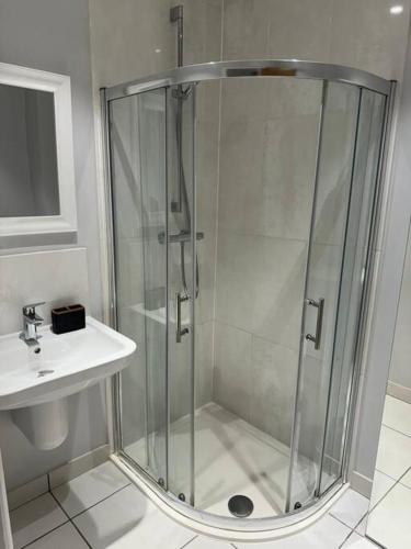 a bathroom with a shower and a sink at Church Court 2 Bed 55 Inch SKY TV Northampton Parking Contractor Accommodation in Earls Barton
