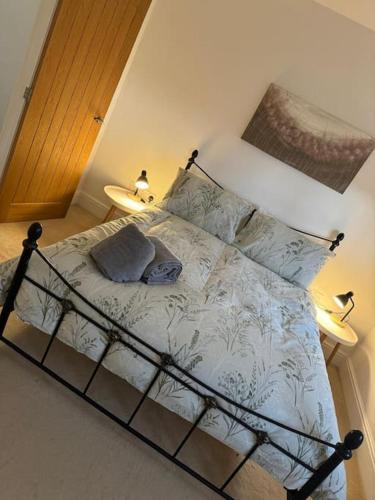 a bed in a bedroom with two lamps and two pillows at Church Court 2 Bed 55 Inch SKY TV Northampton Parking Contractor Accommodation in Earls Barton