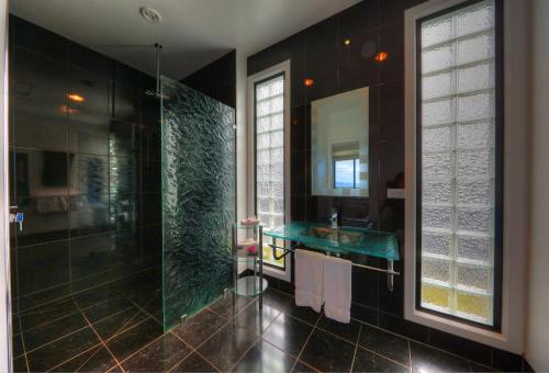 a bathroom with a green sink and a shower at Horizon Deluxe Apartments in Stanley