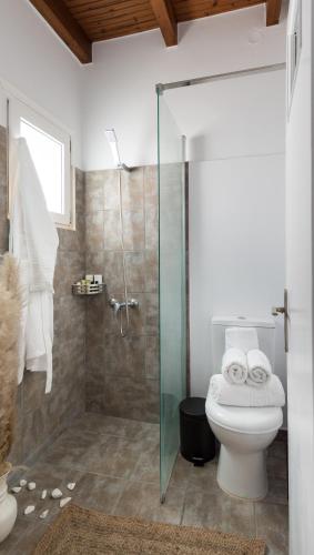 Bilik mandi di Kanelis Studios & Suites